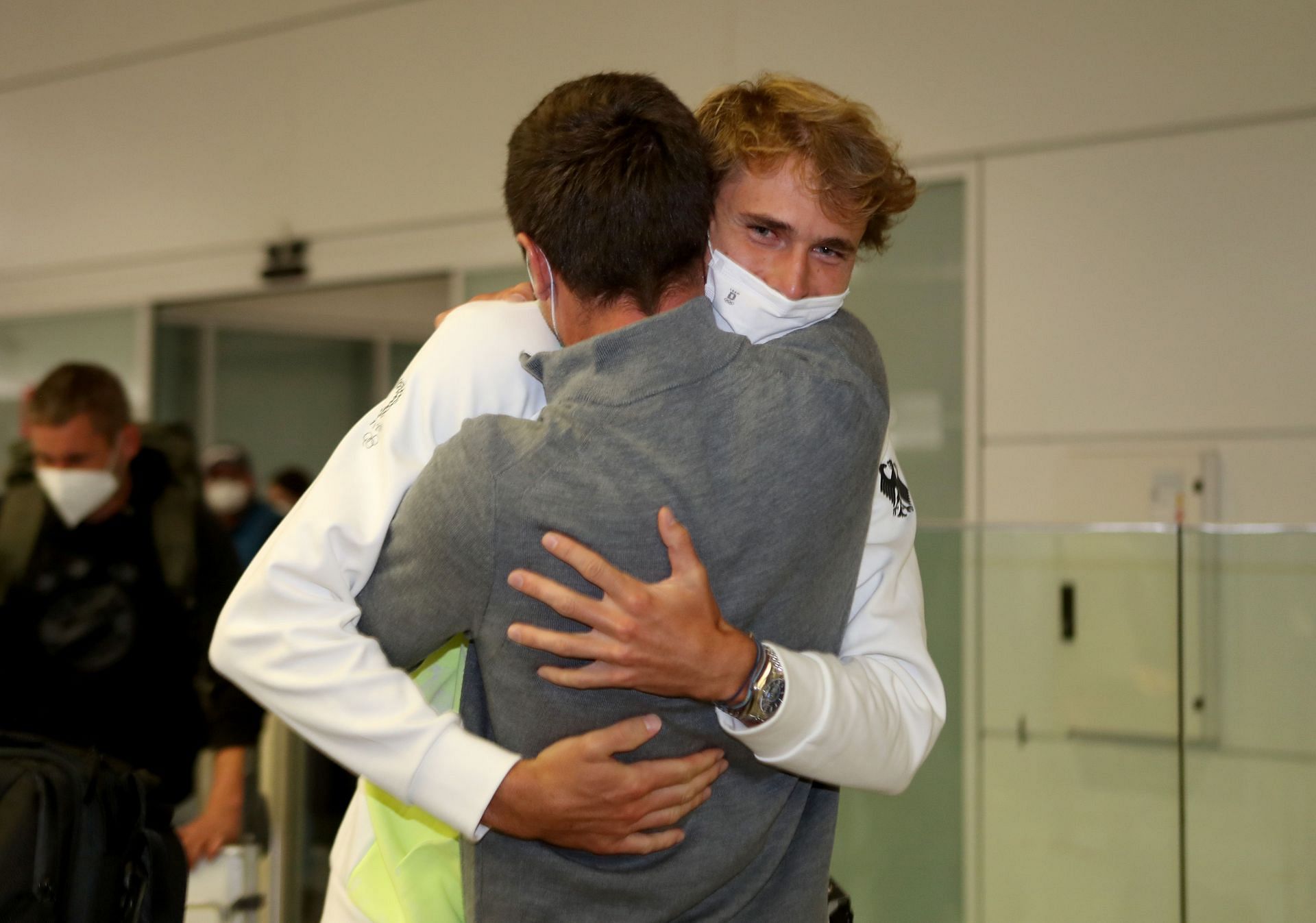 Alexander Zverev hugs his brother Mischa | Image Source: Getty